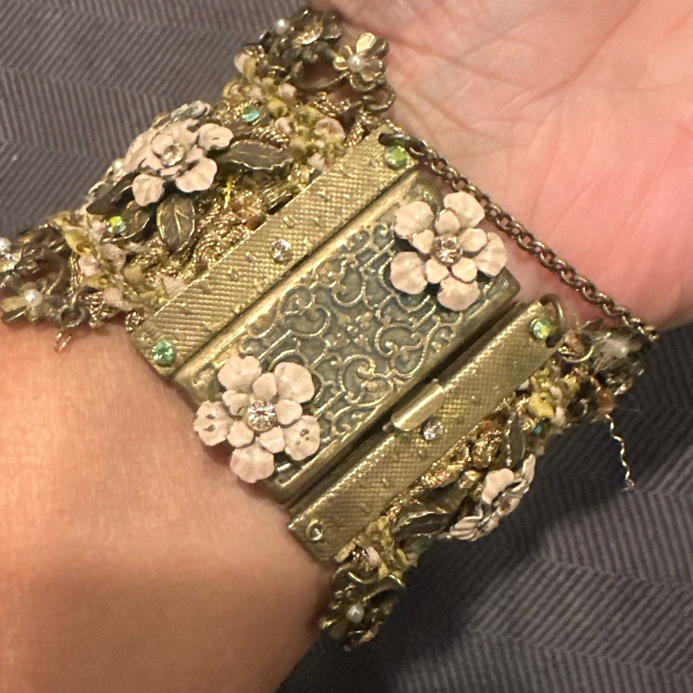 Michal Negrin bracelet! Stunning IRL! Vintage look Swarovski crystals - Picture 2 of 2